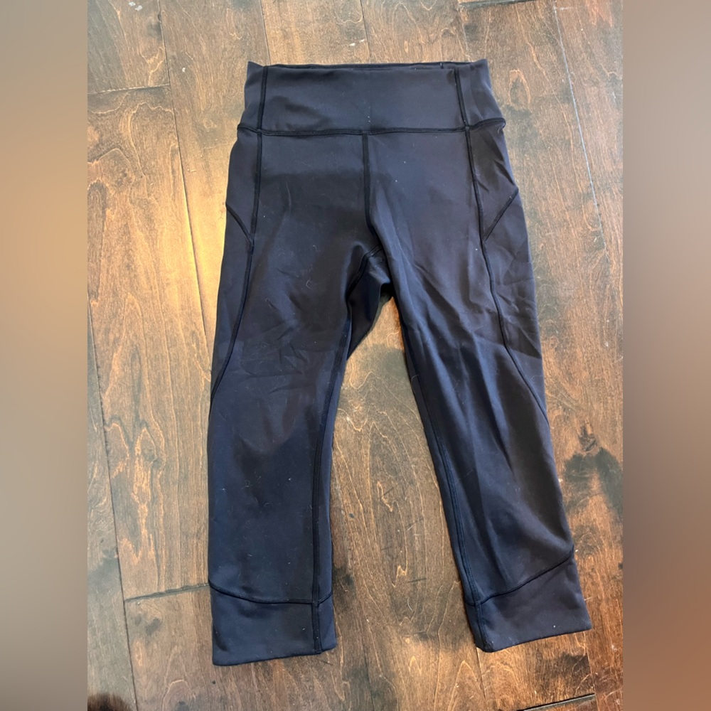 Womens lululemon cropped leggings.
